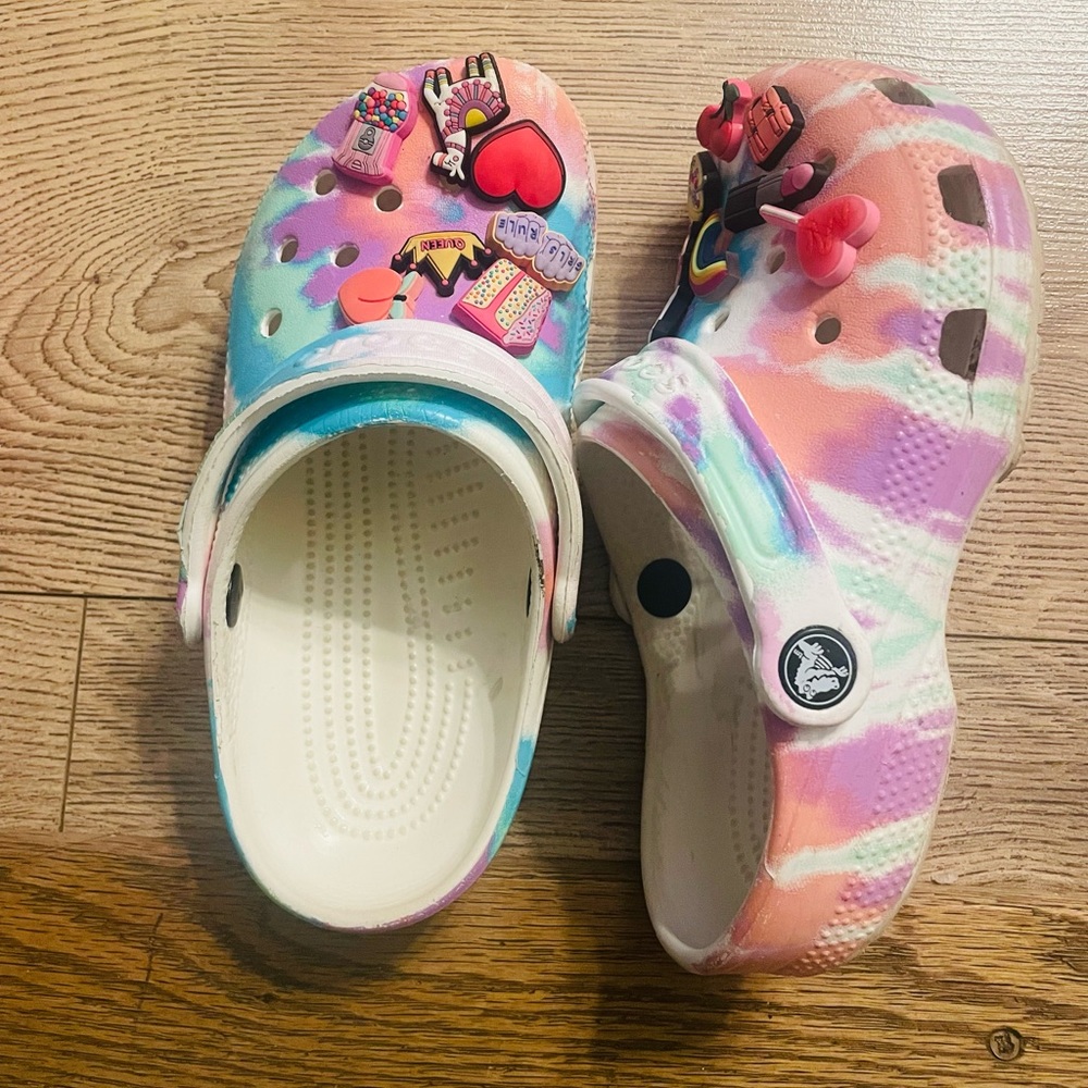 5 pair like new girls size 1 crocs! Some include the charms.